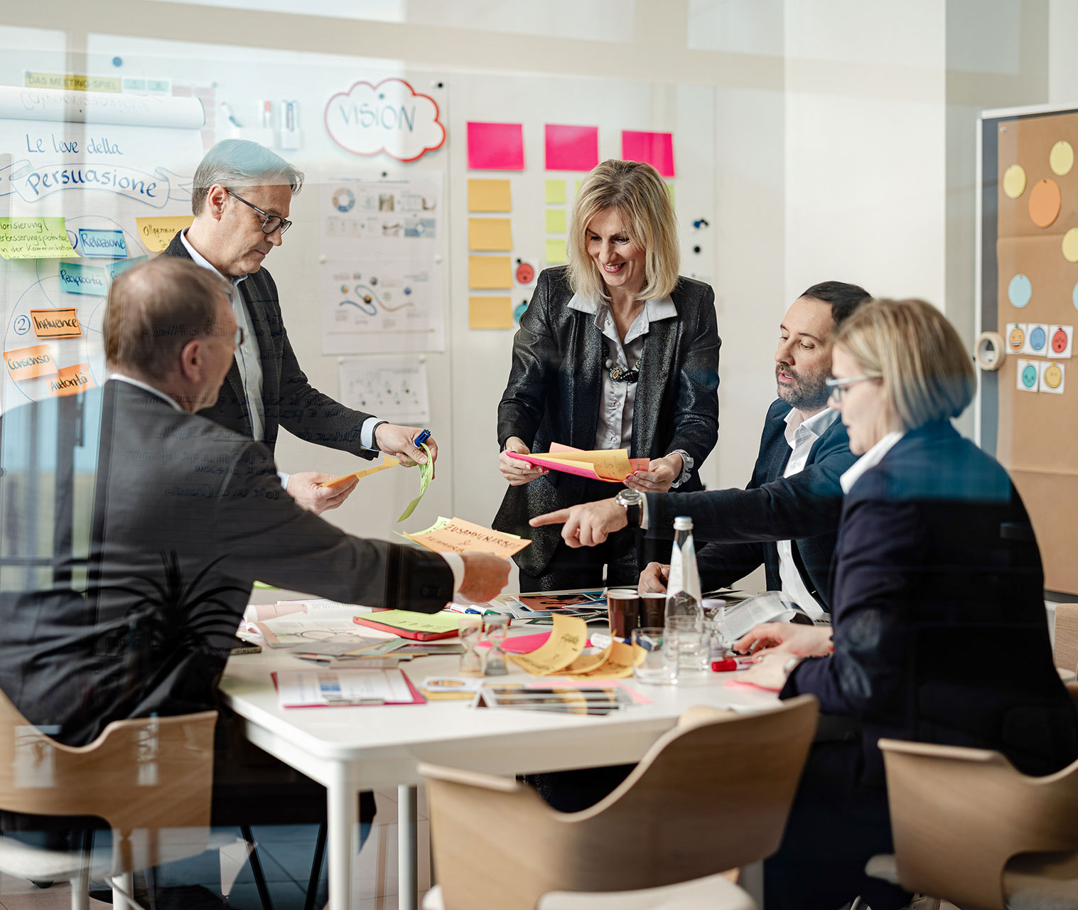 I cinque soci ewico durante una sessione di brainstorming